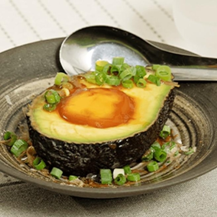 卵黄醤油漬けの月見アボガド